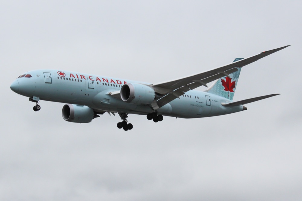 An Air Canada Boeing 787-8 Dreamliner on approach